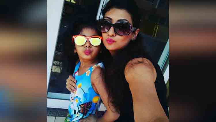 kumkum actress juhi parmars share pictures with her daughter 
