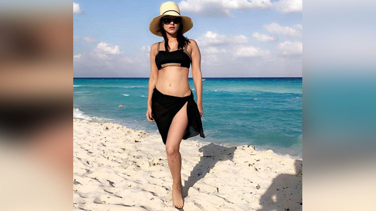 Sunny Leone Hot Bikini Vacation In Mexico Beach
