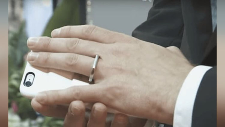 Man marries his smartphone in US