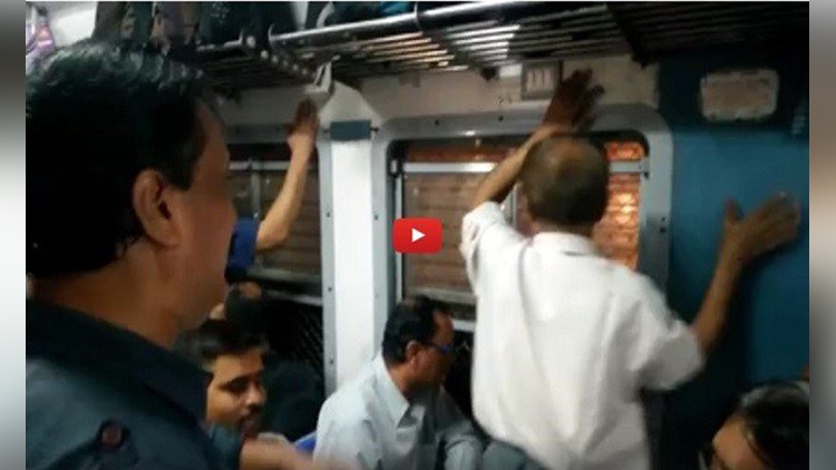 Passengers Singing In Mumbai Local Train