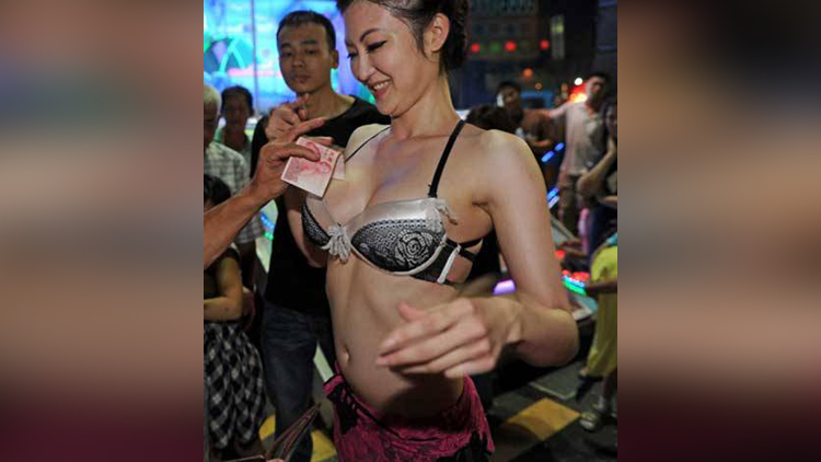 taiwan dancers having tip in weird way