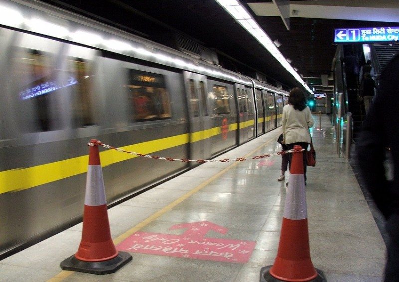 Video: When foreign women undressed in Delhi metro