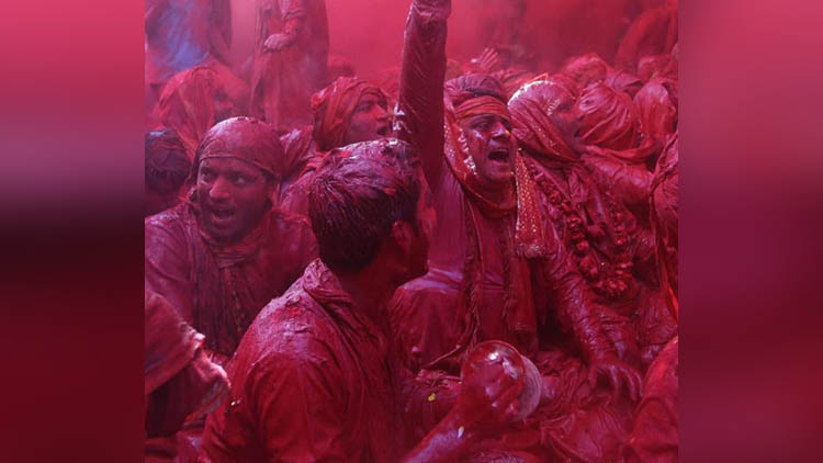 viral pictures of indian people on holi on social sites