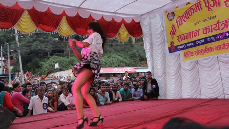 Nepali girl Dance on chittiyaan Kalaiyaa song