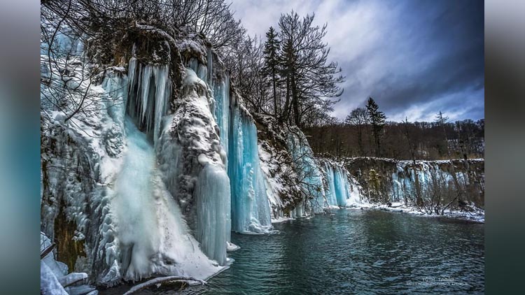 amazing pictures of frozen plitvice lakes