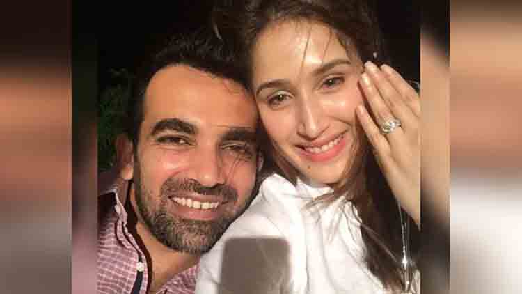 zaheer khan gets engaged with sagarika