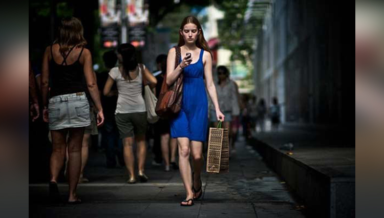 beautiful photos of girls on streets