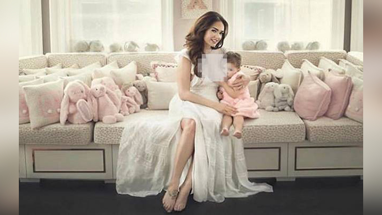 British Model Tamara Ecclestone Post Stunning Breastfeeding Pic On her instagram 