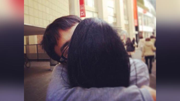 Jinushi Keisuke Taking travel photos with imaginary girlfriend