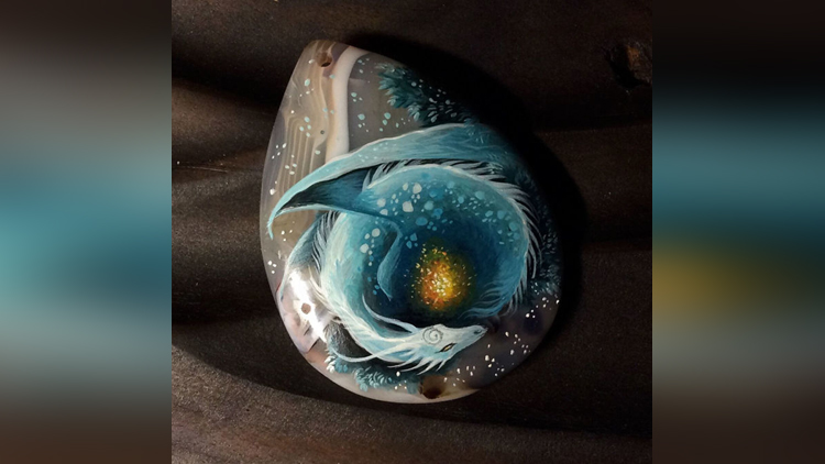 Artist Paints Fantastic Dragons On to Stones