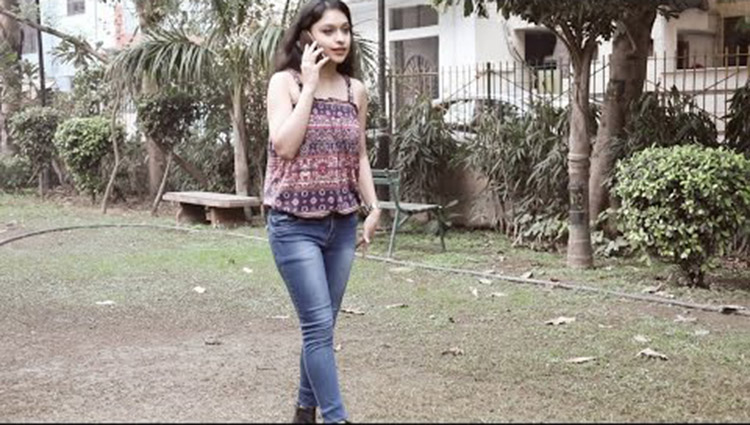 girls walking wearing sleeveless top and jeans video
