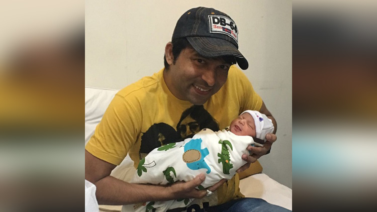 chandan prabhakar shares first pic of his daughter 