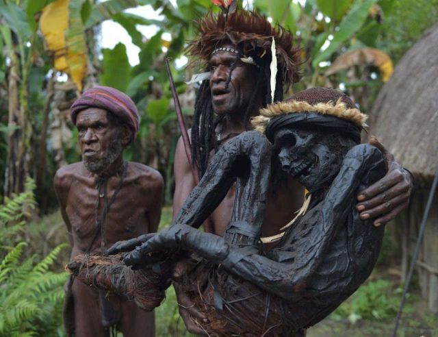 papua tribes make his ancestors mummy