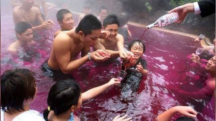Japanese Spa Offers swimming Pools Filled with Red Wine
