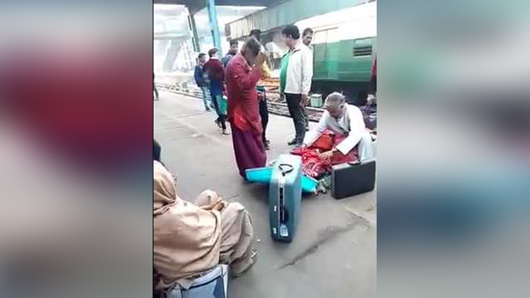 Swami Om like beggar at delhi railway station