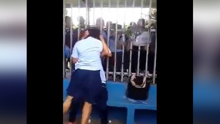 school girls fight on street