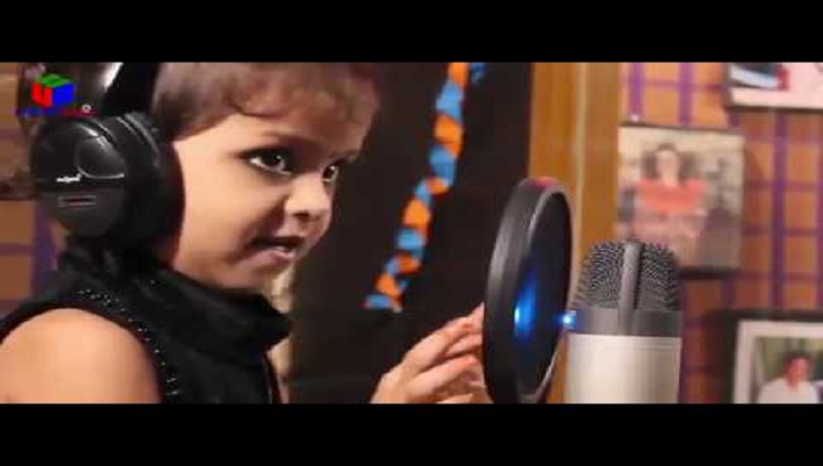 Very cute little child girl sing a song Dil hai chhota sa chhoti si Aasha