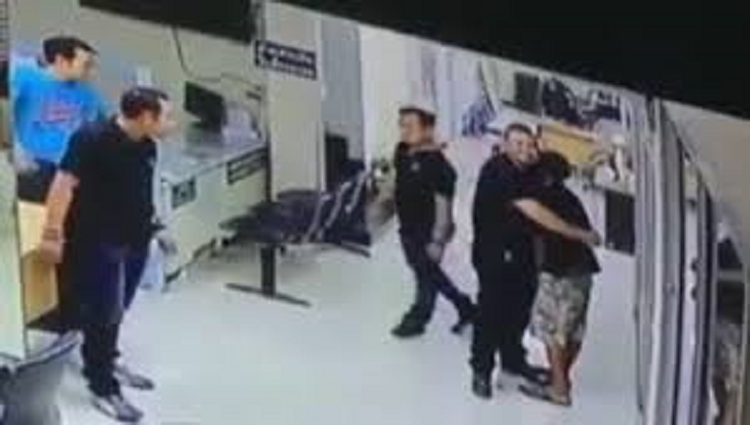 Super cool cop handling situation at his best
