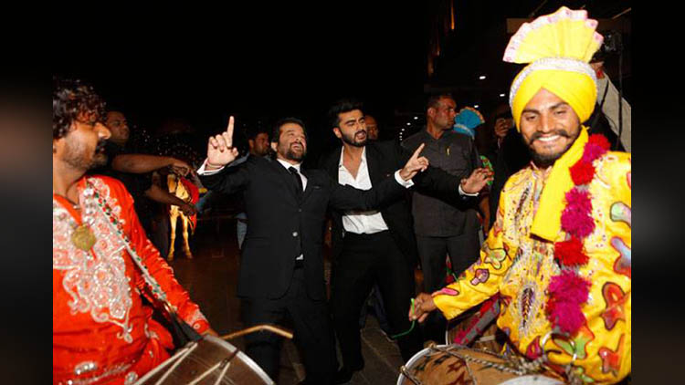 Anil Kapoor and Arjun Kapoor have started the 'Mubarakan' with Bhangra