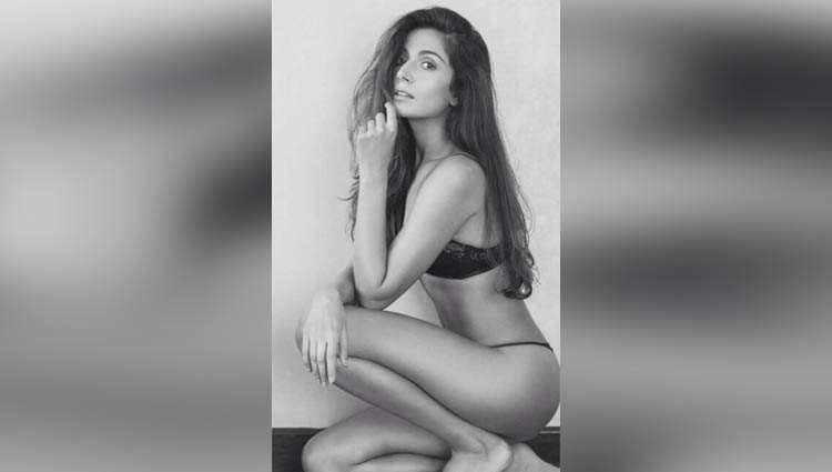 Monica Dogra really hot actress in bollywood