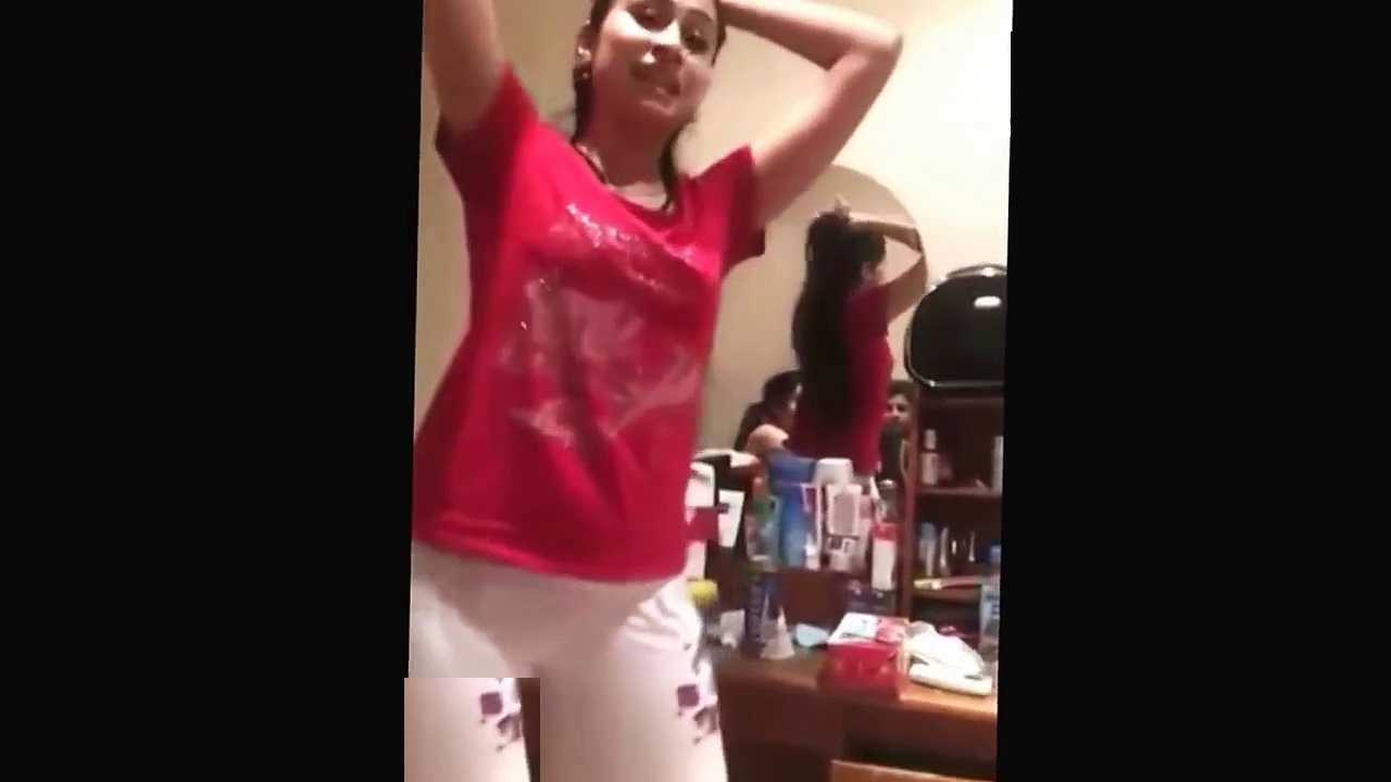 viral video of a girl dance on honey singh song