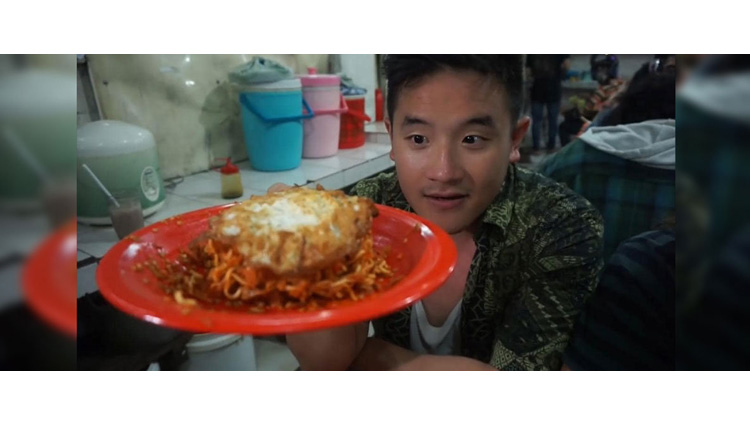 man goes temporarily deaf after eating worlds spiciest noodles