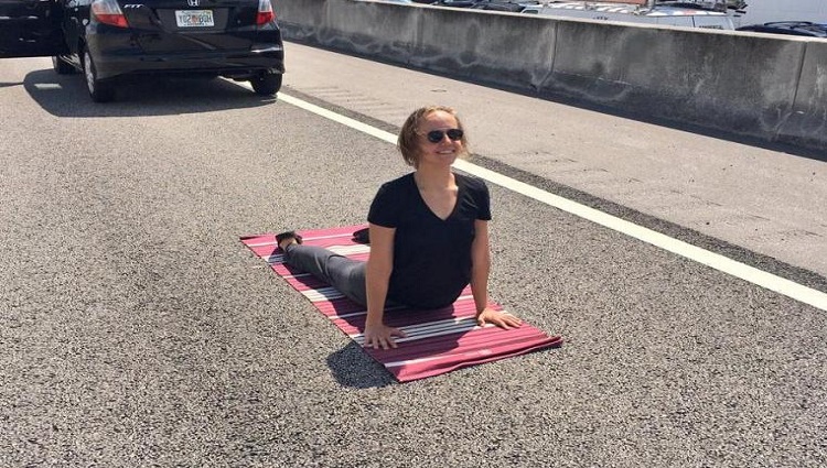 florida woman does yoga on highway during traffic jam