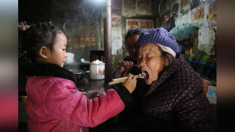 5 year old girl takes care of grandparents in china
