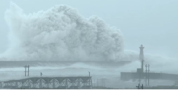 stormy waves which blew everyone-video viral