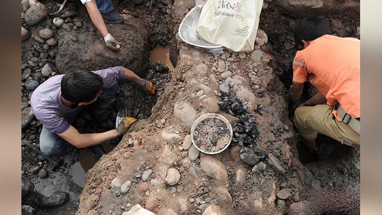 chinese archaeologist found treasure in sichuan river 