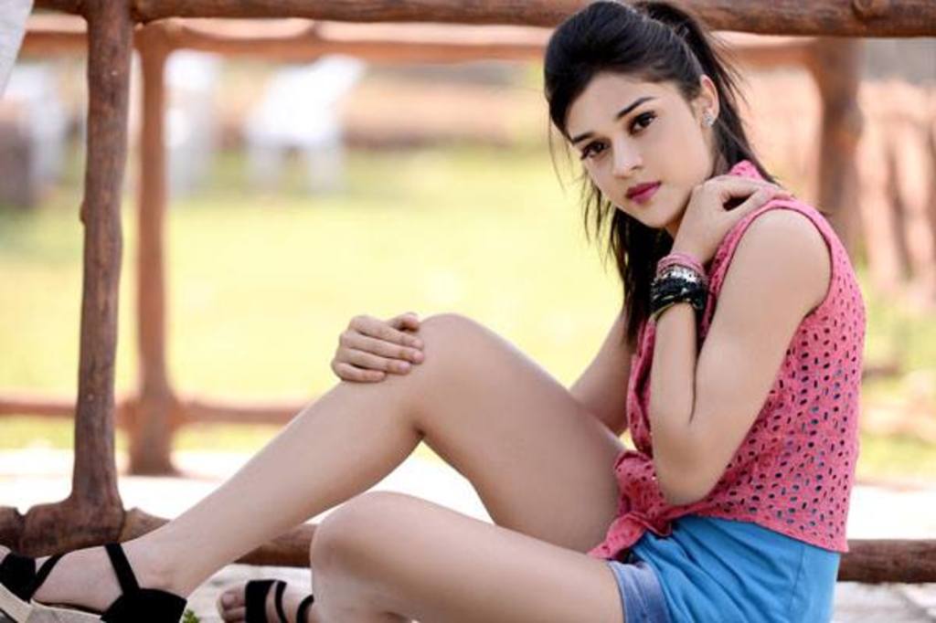 Eisha Singh sweet and cute pictures