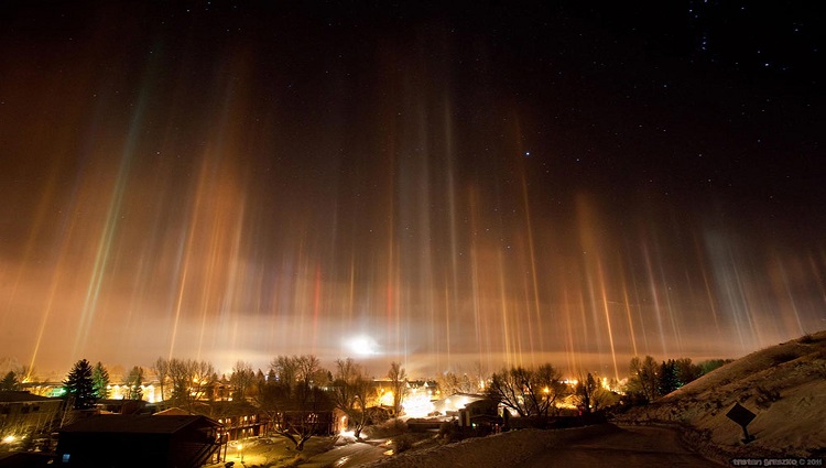 Light Pillar- We Bet you wouldn't have Ever Seen Something as Astonishing as this in Your Life! 