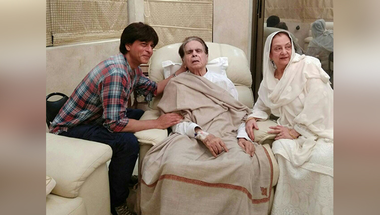 Shahrukh Khan's special visit to Dilip Kumar's house becomes talk of the town 