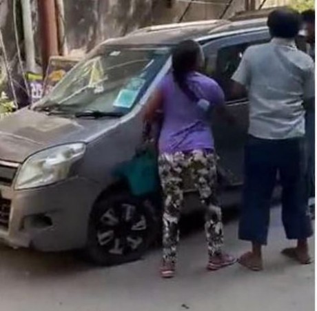 noida viral video Lady slapping e rickshaw driver uttar pradesh