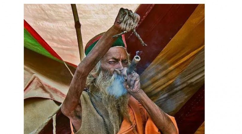 Indian Sadhu Keeps His Arm Raised for 48 Years