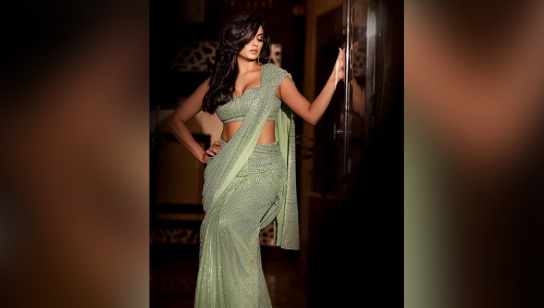 Short dress or saree but Shweta's beauty is heavy on everyone