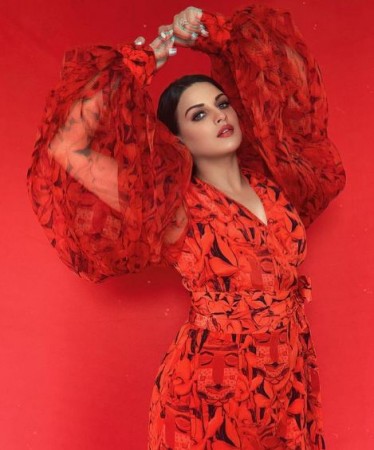 Himanshi Khurana stuns fans with her great look