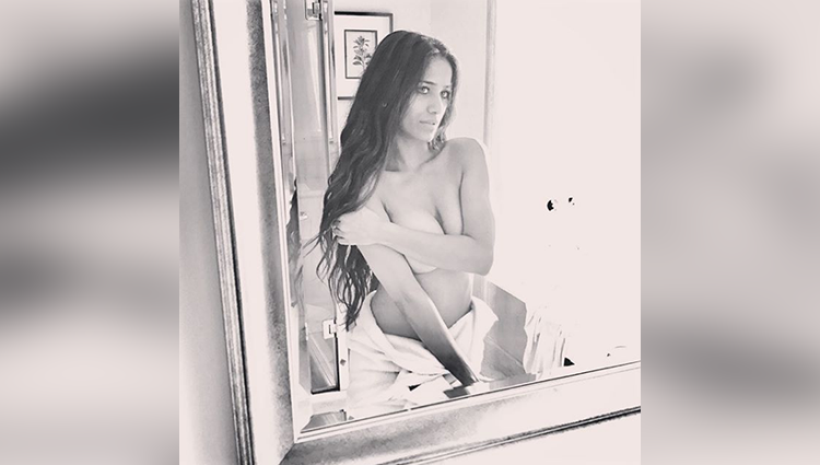 Poonam Pandey share her topless photos