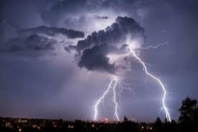 Why lighting strikes on earth?