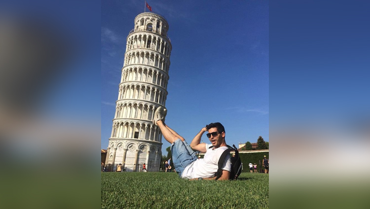 The Most Hilarious And Creative Posing at The Leaning Tower of Pisa