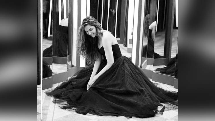 You Can't Take Your Eyes Away From This Black and White Pictures Of Deepika Padukone!