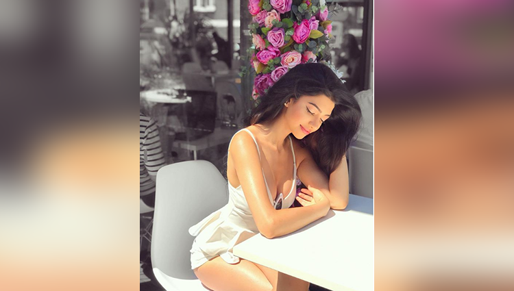 Alanna Panday share her bikini photos