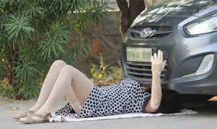 what happened when the girl looked under the car