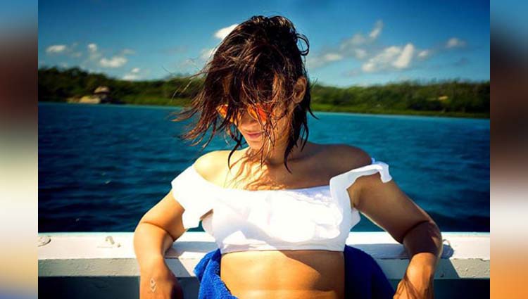 Ileana DтАЩCruz is coy seductress in this hot Instagram picture!