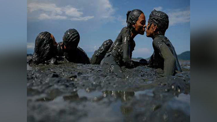 Mud Fest In Brazil Becomes The New Place To Romance