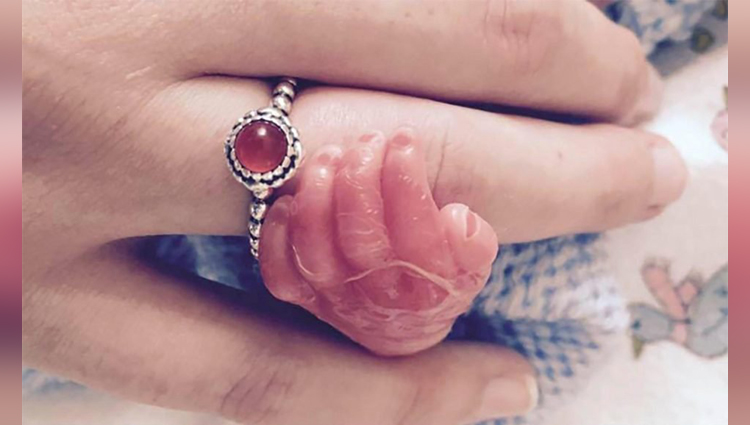 Mom share photo of babies hand clutching her finger after unborn tot died in smash