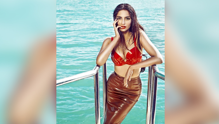 sonam kapoor birthday sexy and bold photos hot actress bollywood actress movies 