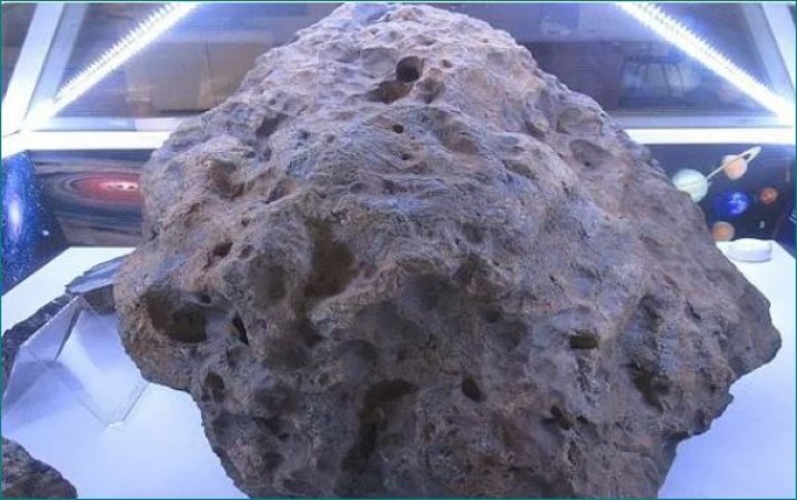 American Dealer who earns crores of rupees by selling meteorite fallen from sky
