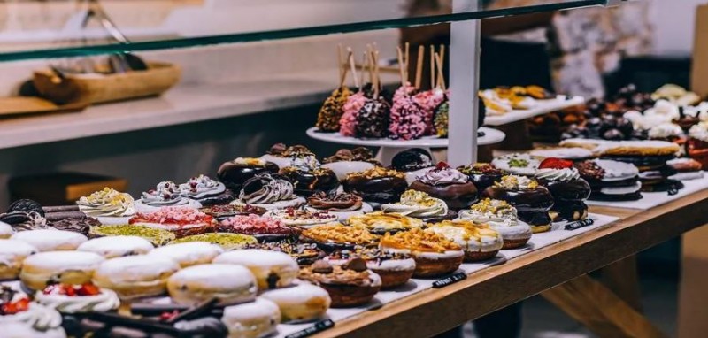 African shop sell more than 8 POINT 5 thousand donuts in day and create history