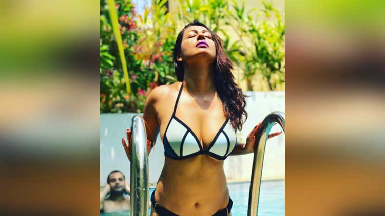 Kashmera Shah Is Chilling In Summer, See Her Bikini Avatar